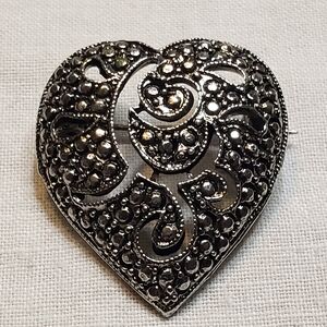 Elegant Vintage Silvertone Heart Brooch